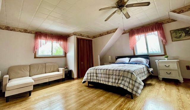 Spacious 3BR house. Great location. Fresh and cozy. 4 Parking