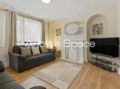 Spacious 3BR House in Tilbury, Driveway and Garden