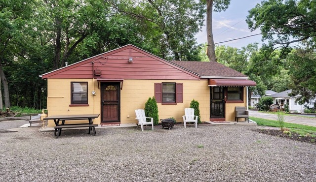 Spacious 3BR House With Firepit & Grill, Near Beach