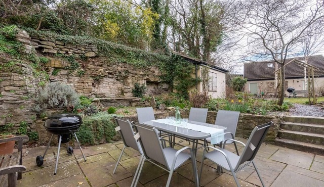 Spacious 3BR in Historic Chepstow, Cottage Garden