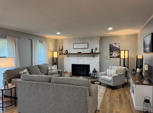 Spacious 3BR Knoxville Home - Sleeps 6 -Full Kitchen