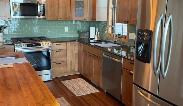 Spacious 3BR Lakefront Home w Guest Garage-Dominium!