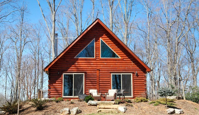 Spacious 3BR log cabin with private loft and open kitchen/living space