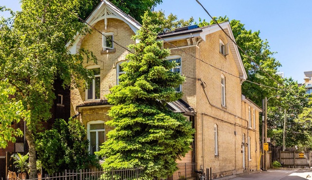 Spacious 3BR, near Dundas, Eaton. Parking/BBQ/deck