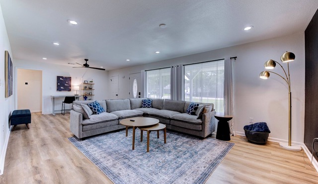Spacious 3BR near Memorial City, Backyard + Grill + Garage