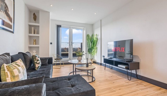 Spacious 3BR Penthouse| Balcony | N Finchley