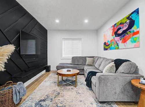 Spacious 3BR PetFriendly Retreat Near DT Cleveland