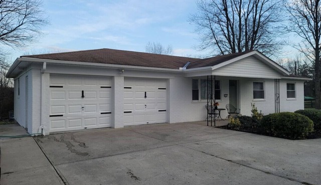 Spacious 3BR Ranch w/Hot Tub & Yard Near Kings Island