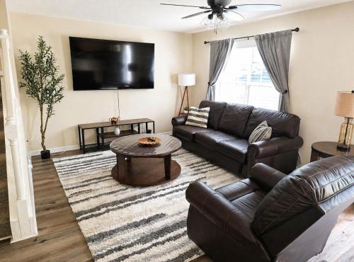 Spacious 3BR Retreat Perfect for Groups Near Downtown