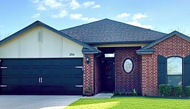 Spacious 3BR Retreat-Sleeps 8- Pet Friendly, Backyard Oasis, Near Tulsa