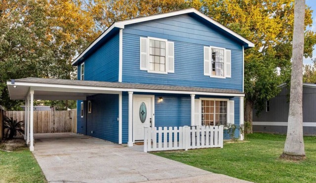 Spacious 3BR Seabrook Home with Backyard Fire Pit and Playground