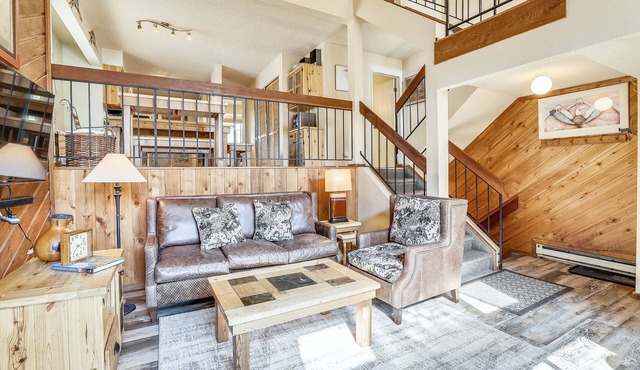 Spacious 3BR townhome in Breckenridge with hot tub at Cedars 2.