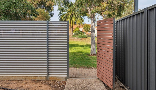 Spacious 3BR Townhouse by Park Free WiFi & Parking Close CBD