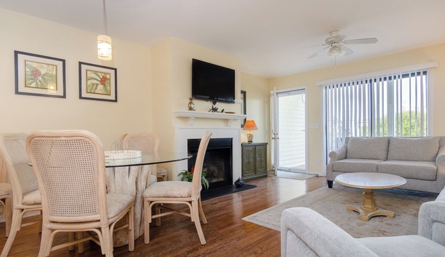 Spacious 3BR Townhome 1 Block to Johnnie Mercers!
