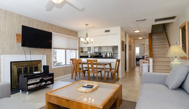 Spacious 3BR Townhome 1 Block to Johnnie Mercers!