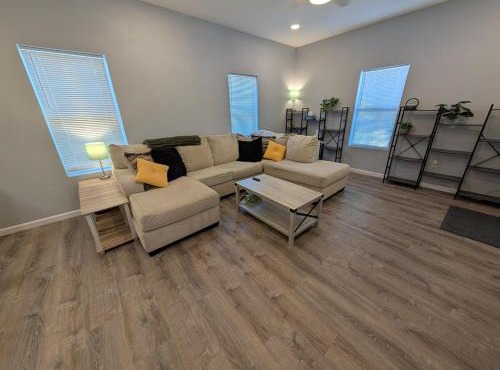 Spacious 3BR w Large Living Area & Fast WiFi