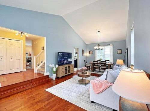 Spacious 3BR w Yard Near Naperville, Chicago