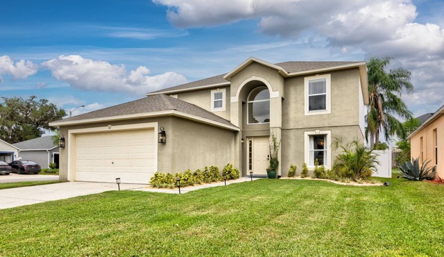 Spacious 4+1 bedroom house in Sanford with fast WiFi, A/C, & sleeping up to 12!n