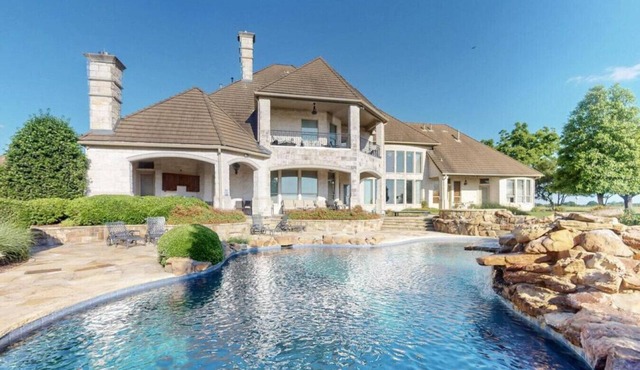 Spacious 4.5-Acre Estate Near Dallas w/Pool, Spa, Theater, Gym & Guest House