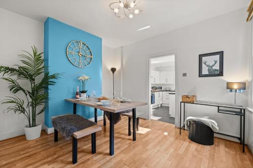 Spacious 4-Bed Home with Parking & Garden - Sleeps 9, Ideal for Families & Work Stays