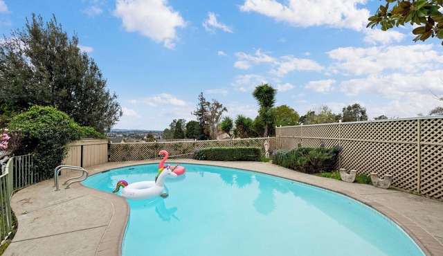 Spacious 4 BD 2.5BR Home w Gorgeous view, Heated Pool, Billiards, 65' TV, +games