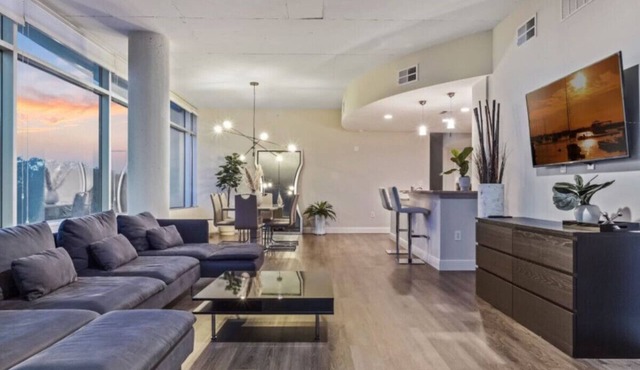 Spacious 4 bd/2bath 2100 sq ft Downtown Condo