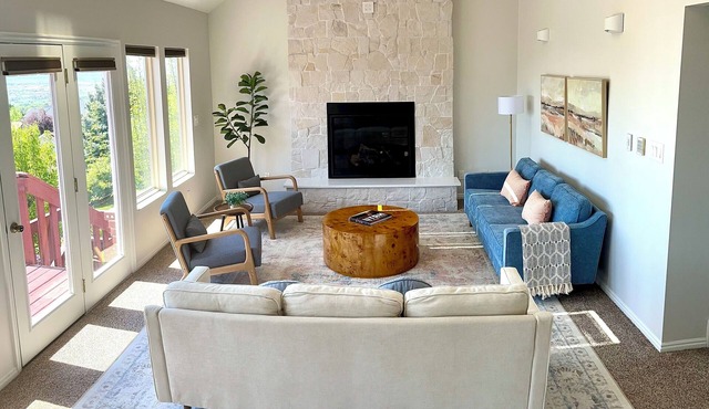 Spacious 4 BD Mtn. Retreat with Stunning Views, Hot Tub, 75” TV, Kids Gym