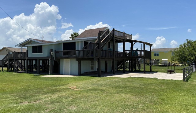 Spacious 4 bdr house w/RV hookup, on beach access road