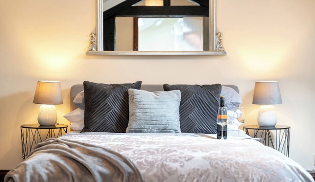 Spacious 4 Bdr House -WiFi/Parking/Near Thetford Town/2nd TV room/Garage