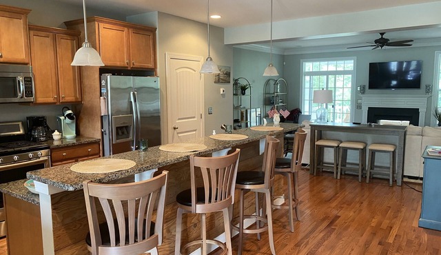 Spacious 4 bdr townhome in quiet community - 2 pools, tennis, mins to the beach