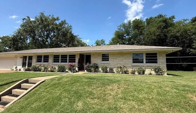 Spacious 4-BDRM 2-BA family home in historic Jefferson, 5min walk from downtown!