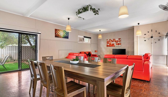 Spacious 4 Bdrm Country Home, Family and Pet Friendly