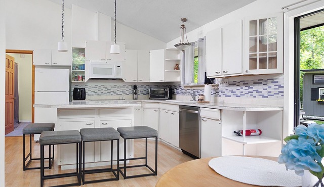 Spacious 4 bdrm home, Close to Lake, Wine, Downtown, Kid Friendly, Self Checkin