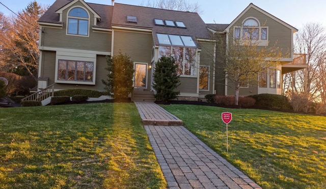 Spacious 4-bdrm house in Swansea with AC, home gym,pool, hot tub & chef ktchn