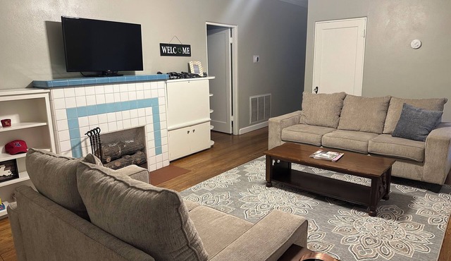 Spacious 4-Bdrm house in Ruston with WiFi and AC & Wonderful front & back porch