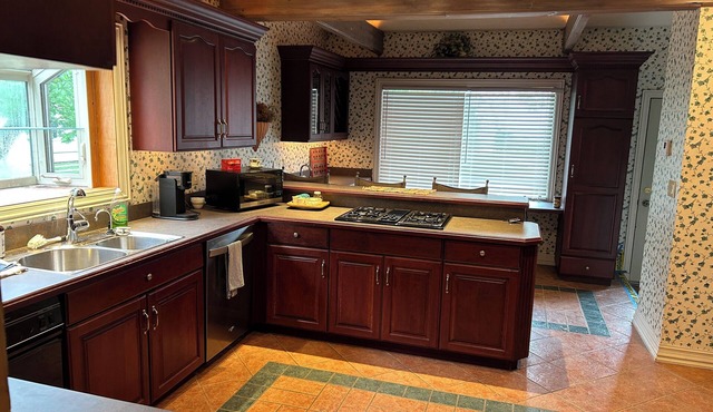 Spacious 4-bdrm house & Lake view sitting area in backyard & lake access nearby