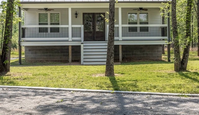 Spacious 4-bdrm on 6 acres near the Tennessee River