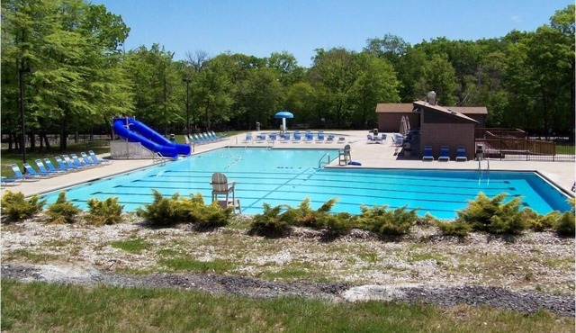 Spacious 4 bdrm w/sauna, pool table, Roku TV & Wi-Fi