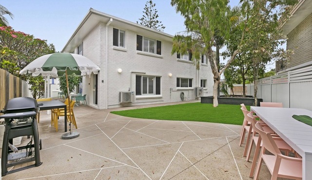 Spacious 4-Bed Villa with Mediterranean Charm