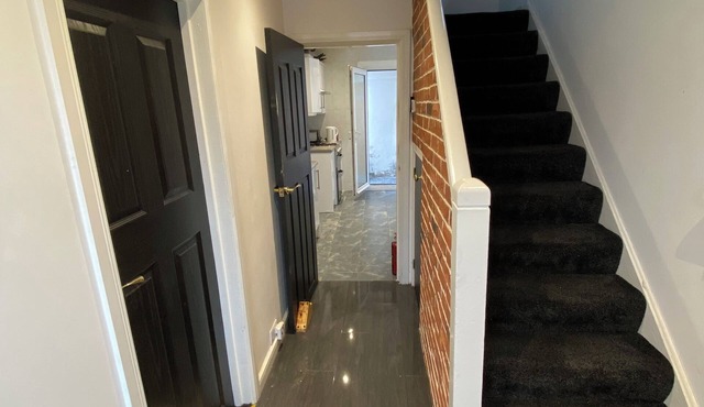 Spacious 4-bedroom house in serene Englefield Green with WiFi