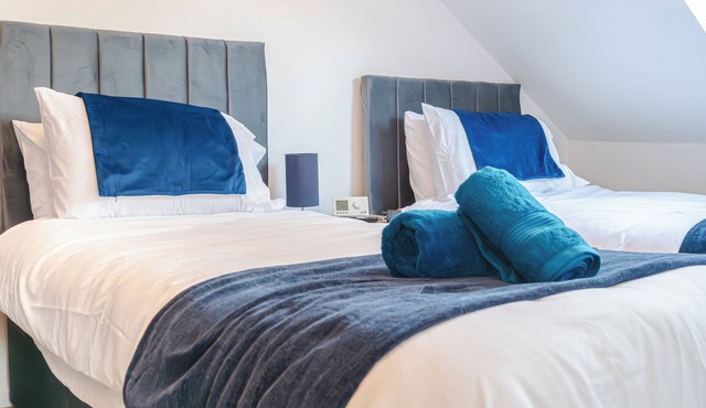 Spacious 4 Bed 2.5 Bath House - Parking- LongStays