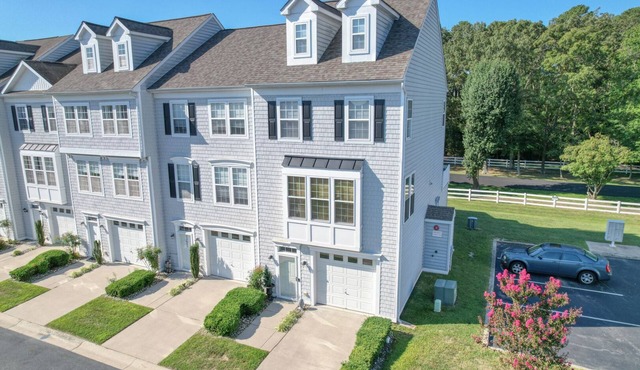 Spacious 4-bed 3.5-bath Townhome in Long Neck with AC, Swimming Pool & Game Room