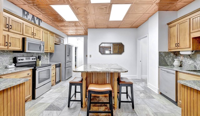 Spacious 4-bed, 3-bath Ranch House on private farm with water views