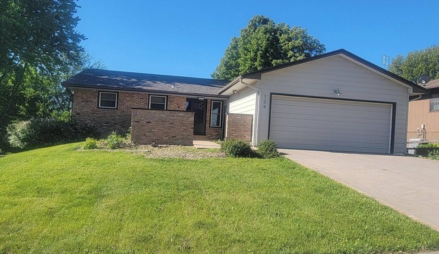 Spacious 4-bed/3-bath house in Iowa City - 1.2 miles from Kinnick and UIHC