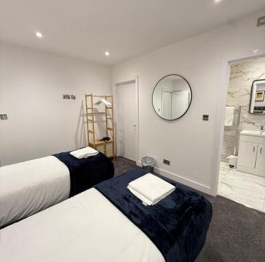 Spacious 4 Bed 4 Bath Stay with Free Parking