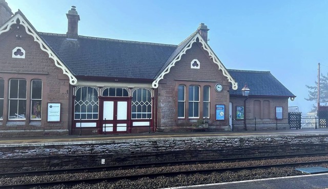 Spacious 4 bed apartment - pet friendly - Langwathby Station Cottage, spotless & unique 4 bedroom cottage with EV charging station & free parking near lakes