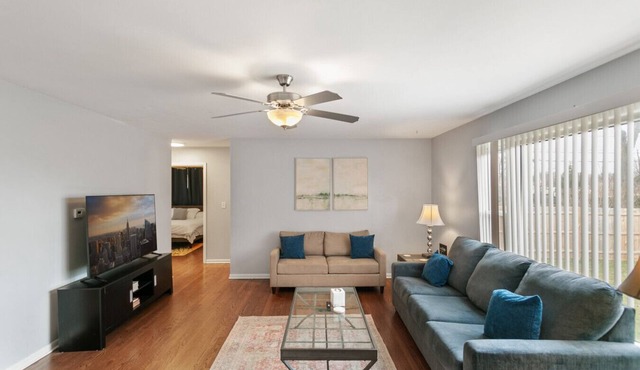 Spacious 4 bed Apt with 2 Living Areas Near DT!
