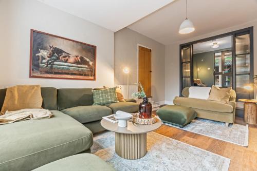 Spacious 4-Bed Cottage with Hot Tub&Parking