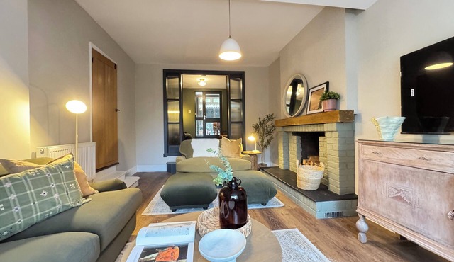 Spacious 4-Bed Cottage w/Hot Tub & Parking in Malvern.Perfect for Family Getaway