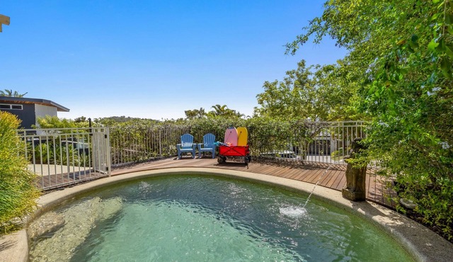 Spacious 4-Bed Family Retreat with Pool